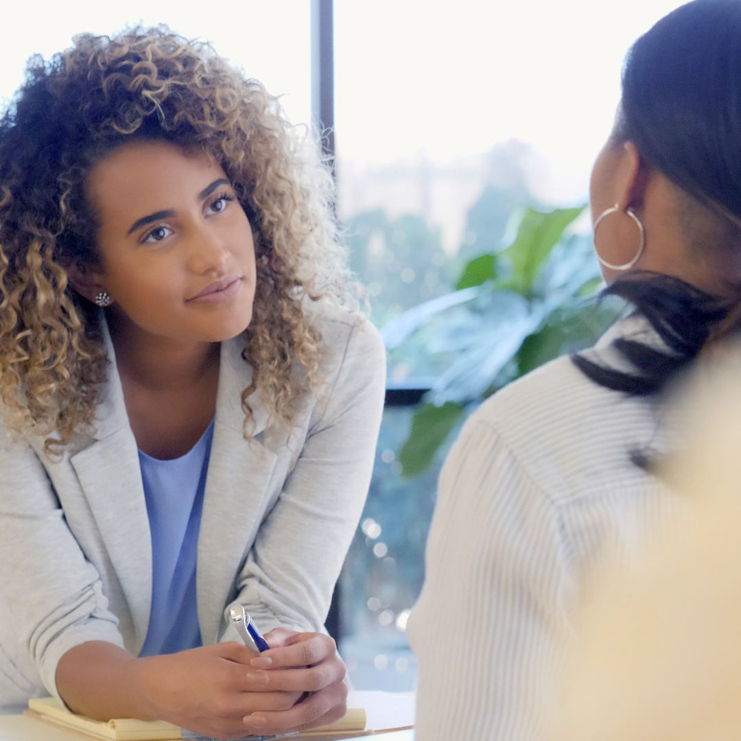 Gebruik deze 5 techieken om actief te luisteren als receptioniste