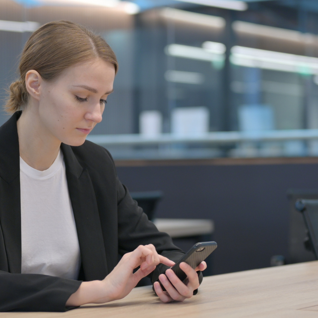 Mobiele telefoon achter de receptie: hoe hoort het eigenlijk?